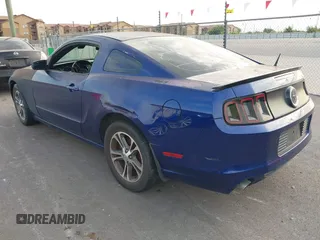 2014 Ford Mustang V6 z VIN 1ZVBP8AM7E5287817, wystawiony jako IAAI lot #42642851 z przebiegiem 203 384 mil mil oraz . Historia ofert i sprzedaży dostępna na DreamBid. Obrazek 3.