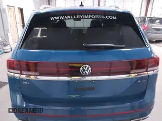 2025 Volkswagen Atlas SEL Premium R-Line z VIN 1V2FR2CA8SC521161, wystawiony jako IAAI lot #42191744 z przebiegiem 8 570 mil mil oraz . Historia ofert i sprzedaży dostępna na DreamBid. Obrazek 16.