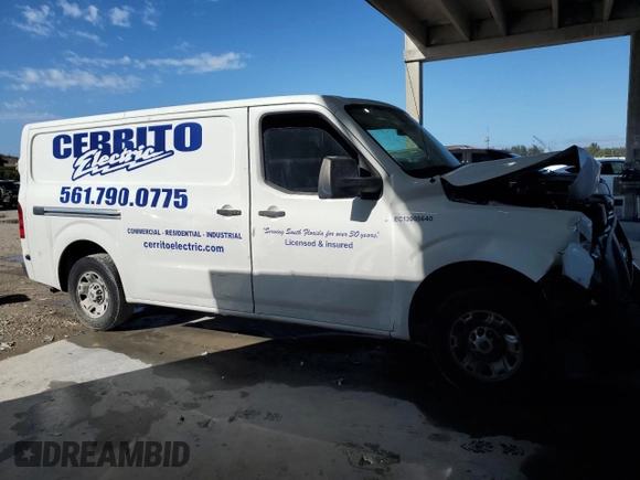 2017 Nissan NV Cargo S z VIN 1N6BF0KM4HN808449, wystawiony jako Copart lot #46137235 z przebiegiem 79 136 mil mil oraz Szkoda całkowita • Salvage title. Historia ofert i sprzedaży dostępna na DreamBid. Obrazek 4.