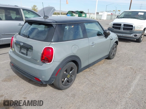 2022 MINI Hardtop Cooper SE z VIN WMW13DJ01N2P85767, wystawiony jako IAAI lot #41921346 z przebiegiem 17 446 mil mil oraz . Historia ofert i sprzedaży dostępna na DreamBid. Obrazek 4.