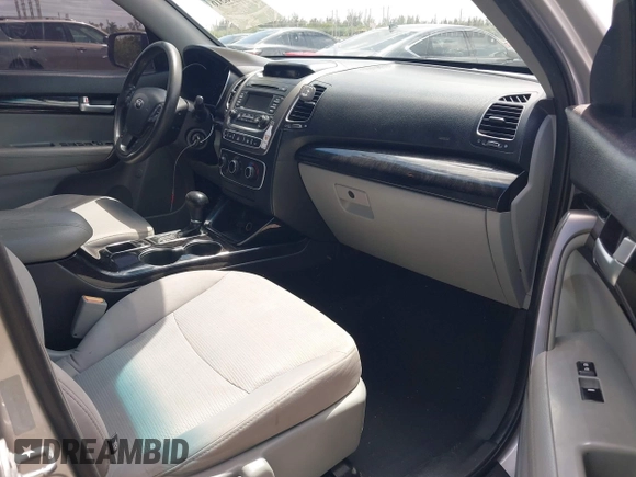 2014 Kia Sorento LX z VIN 5XYKT4A76EG502421, wystawiony jako IAAI lot #42176516 z przebiegiem 192 354 mil mil oraz . Historia ofert i sprzedaży dostępna na DreamBid. Obrazek 5.
