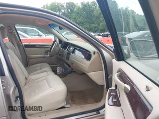 2009 Lincoln Town Car Signature Limited z VIN 2LNHM82V49X617314, wystawiony jako IAAI lot #42307140 z przebiegiem 85 385 mil mil oraz . Historia ofert i sprzedaży dostępna na DreamBid. Obrazek 5.