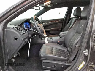 2020 Chrysler 300 S z VIN 2C3CCABG8LH131377, wystawiony jako Copart lot #56373215 z przebiegiem 3 584 mil mil oraz Czysty tytuł • Clean title. Historia ofert i sprzedaży dostępna na DreamBid. Obrazek 7.