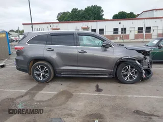 2016 Toyota Highlander XLE z VIN 5TDKKRFH7GS176099, wystawiony jako IAAI lot #42351219 z przebiegiem 104 986 mil mil oraz . Historia ofert i sprzedaży dostępna na DreamBid. Obrazek 13.