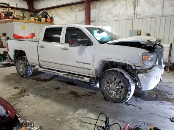 2016 GMC Sierra 2500HD Denali with VIN 1GT12UE80GF172816, listed as a Copart auction lot 43635765 with 81,800 mi miles and Salvage Title. Bid and sale history available at carsss.com. Image 4.