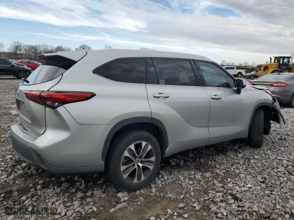 2020 Toyota Highlander XLE with VIN 5TDGZRAH6LS030621, listed as a Copart auction lot 43591905 with 130,403 mi miles and Salvage Title. Bid and sale history available at carsss.com. Image 3.
