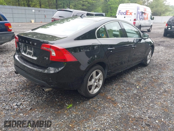 2013 Volvo S60 T5 Premier z VIN YV1612FS5D1218392, wystawiony jako IAAI lot #42283632 z przebiegiem 156 996 mil mil oraz . Historia ofert i sprzedaży dostępna na DreamBid. Obrazek 4.