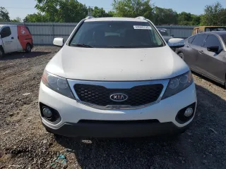 2013 Kia Sorento EX z VIN 5XYKUDA64DG319554, wystawiony jako Copart lot #62086745 z przebiegiem 166 793 mil mil oraz Czysty tytuł • Clean title. Historia ofert i sprzedaży dostępna na DreamBid. Obrazek 5.