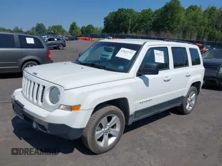 2014 Jeep Patriot Latitude z VIN 1C4NJRFB4ED664561, wystawiony jako IAAI lot #42422724 z przebiegiem 130 506 mil mil oraz . Historia ofert i sprzedaży dostępna na DreamBid. Obrazek 2.