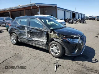 2022 Nissan Kicks S z VIN 3N1CP5BV2NL503251, wystawiony jako Copart lot #55413085 z przebiegiem 64 027 mil mil oraz Szkoda całkowita • Salvage title. Historia ofert i sprzedaży dostępna na DreamBid. Obrazek 4.