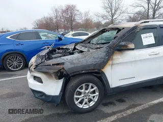 2015 Jeep Cherokee Latitude z VIN 1C4PJMCSXFW773712, wystawiony jako IAAI lot #41887850 z przebiegiem Nie podano mil oraz . Historia ofert i sprzedaży dostępna na DreamBid. Obrazek 6.