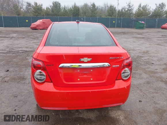 2015 Chevrolet Sonic LT z VIN 1G1JC5SBXF4179097, wystawiony jako IAAI lot #41715882 z przebiegiem 127 163 mil mil oraz . Historia ofert i sprzedaży dostępna na DreamBid. Obrazek 16.