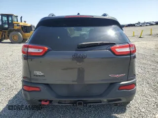 2015 Jeep Cherokee Trailhawk z VIN 1C4PJMBS2FW610618, wystawiony jako Copart lot #52243625 z przebiegiem 136 234 mil mil oraz Szkoda całkowita • Salvage title. Historia ofert i sprzedaży dostępna na DreamBid. Obrazek 6.