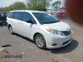 2015 Toyota Sienna XLE with VIN 5TDYK3DC8FS654902, listed as a IAAI auction lot 41953705 with 169,036 mi miles. Bid and sale history available at carsss.com. Image 1.