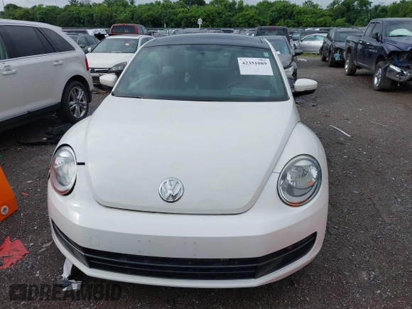 2013 Volkswagen Beetle 2.5L с VIN 3VWJP7AT8DM666427, выставлен на аукционе IAAI как лот 42351089 с пробегом 121 659 миль миль и . История ставок и продаж доступна на DreamBid. Изображение 13.