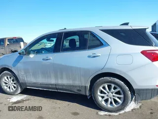 2018 Chevrolet Equinox LT z VIN 2GNAXSEV9J6350260, wystawiony jako IAAI lot #41625613 z przebiegiem 75 317 mil mil oraz . Historia ofert i sprzedaży dostępna na DreamBid. Obrazek 14.