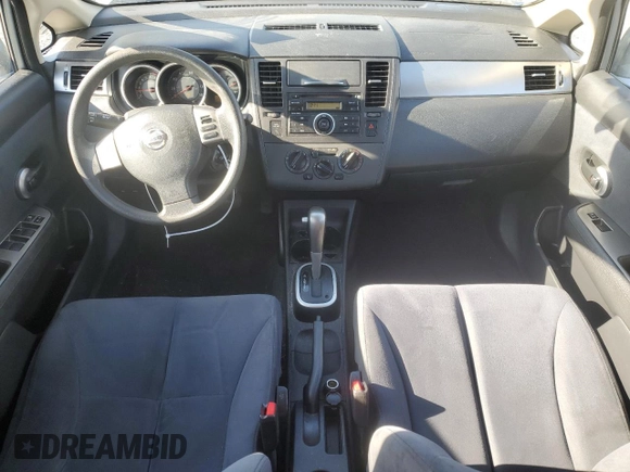 2009 Nissan Versa S z VIN 3N1BC13E29L501164, wystawiony jako Copart lot #52091975 z przebiegiem 95 963 mil mil oraz Czysty tytuł • Clean title. Historia ofert i sprzedaży dostępna na DreamBid. Obrazek 8.