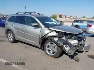 2015 Toyota Highlander Limited z VIN 5TDDKRFH7FS135561, wystawiony jako IAAI lot #42406911 z przebiegiem 131 499 mil mil oraz . Historia ofert i sprzedaży dostępna na DreamBid. Obrazek 1.