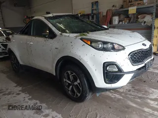 2020 Kia Sportage LX z VIN KNDPMCAC5L7755752, wystawiony jako IAAI lot #42200329 z przebiegiem 63 517 mil mil oraz . Historia ofert i sprzedaży dostępna na DreamBid. Obrazek 1.