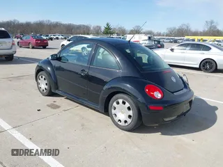 2010 Volkswagen New Beetle Coupe with VIN 3VWPW3AG0AM021811, listed as a IAAI auction lot 41941708 with 121,255 mi miles. Bid and sale history available at carsss.com. Image 3.