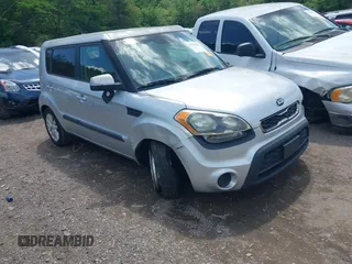 2013 Kia Soul + z VIN KNDJT2A66D7525412, wystawiony jako IAAI lot #42177636 z przebiegiem 67 310 mil mil oraz . Historia ofert i sprzedaży dostępna na DreamBid. Obrazek 1.