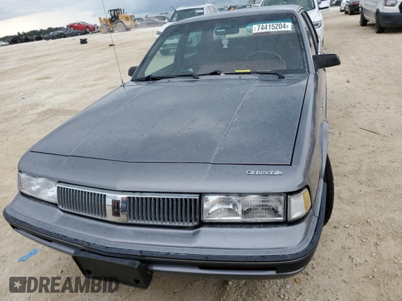 1992 Oldsmobile Cutlass z VIN 1G3AL54N4N6438104, wystawiony jako Copart lot #74415204 z przebiegiem 118 459 mil mil oraz Szkody całkowita. Historia ofert i sprzedaży dostępna na DreamBid. Obrazek 5.