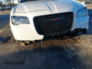 2021 Chrysler 300 S z VIN 2C3CCABG9MH545933, wystawiony jako IAAI lot #41222858 z przebiegiem 76 434 mil mil oraz . Historia ofert i sprzedaży dostępna na DreamBid. Obrazek 6.
