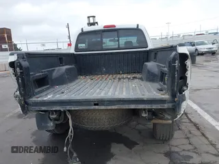 2005 Toyota Tacoma z VIN 5TEUU42N35Z060609, wystawiony jako IAAI lot #42119427 z przebiegiem 245 280 mil mil oraz . Historia ofert i sprzedaży dostępna na DreamBid. Obrazek 6.