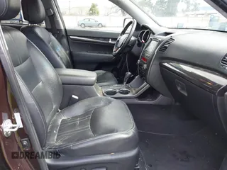 2012 Kia Sorento SX z VIN 5XYKWDA25CG283654, wystawiony jako IAAI lot #41803333 z przebiegiem 271 807 mil mil oraz . Historia ofert i sprzedaży dostępna na DreamBid. Obrazek 5.