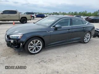 2023 Audi A5 Sportback Premium z VIN WAUABCF56PA057811, wystawiony jako Copart lot #48290014 z przebiegiem 8 374 mil mil oraz . Historia ofert i sprzedaży dostępna na DreamBid. Obrazek 1.