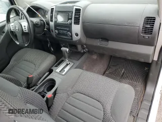 2017 Nissan Frontier SV z VIN 1N6AD0CW7HN767526, wystawiony jako Copart lot #84701984 z przebiegiem 122 196 mil mil oraz Czysty tytuł • Clean title. Historia ofert i sprzedaży dostępna na DreamBid. Obrazek 8.