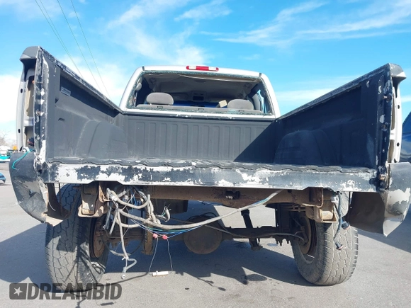 2005 Chevrolet Silverado 1500 Z71 z VIN 1GCEK19B35Z150360, wystawiony jako IAAI lot #41923111 z przebiegiem Nie podano mil oraz . Historia ofert i sprzedaży dostępna na DreamBid. Obrazek 17.
