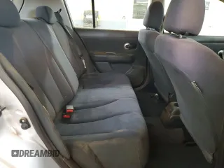2009 Nissan Versa S z VIN 3N1BC13E19L388906, wystawiony jako Copart lot #53181175 z przebiegiem 52 493 mil mil oraz Szkoda całkowita • Salvage title. Historia ofert i sprzedaży dostępna na DreamBid. Obrazek 11.