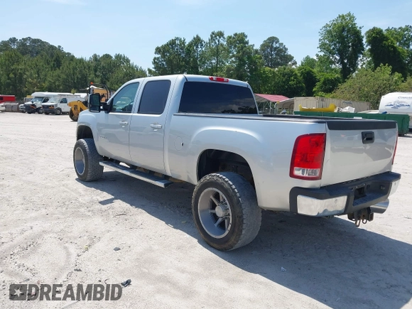 2013 GMC Sierra 2500HD SLT z VIN 1GT121E86DF195303, wystawiony jako IAAI lot #42181435 z przebiegiem 229 818 mil mil oraz . Historia ofert i sprzedaży dostępna na DreamBid. Obrazek 3.