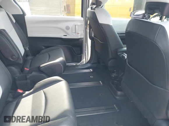 2025 Toyota Sienna XSE z VIN 5TDDRKEC5SS252980, wystawiony jako IAAI lot #42120671 z przebiegiem 204 mil mil oraz . Historia ofert i sprzedaży dostępna na DreamBid. Obrazek 8.