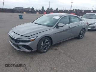 2025 Hyundai Elantra SEL Convenience z VIN KMHLS4DG4SU925278, wystawiony jako IAAI lot #42520321 z przebiegiem 13 936 mil mil oraz . Historia ofert i sprzedaży dostępna na DreamBid. Obrazek 2.