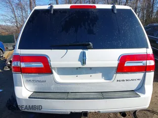 2013 Lincoln Navigator z VIN 5LMJJ2H57DEL08622, wystawiony jako IAAI lot #41759357 z przebiegiem 157 131 mil mil oraz . Historia ofert i sprzedaży dostępna na DreamBid. Obrazek 16.