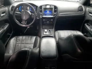 2015 Chrysler 300 S z VIN 2C3CCABG9FH780710, wystawiony jako Copart lot #57951145 z przebiegiem 126 268 mil mil oraz Szkoda całkowita • Salvage title. Historia ofert i sprzedaży dostępna na DreamBid. Obrazek 8.