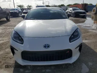 2023 Toyota 86 Premium z VIN JF1ZNBF13P8764107, wystawiony jako Copart lot #60854725 z przebiegiem 4 990 mil mil oraz Czysty tytuł • Clean title. Historia ofert i sprzedaży dostępna na DreamBid. Obrazek 5.