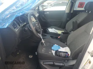 2021 Volkswagen Tiguan S z VIN 3VV1B7AX1MM155177, wystawiony jako Copart lot #70585534 z przebiegiem Nie podano mil oraz Szkoda całkowita • Salvage title. Historia ofert i sprzedaży dostępna na DreamBid. Obrazek 7.