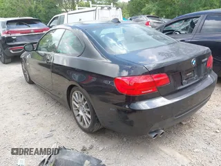 2011 BMW 3 Series 328i z VIN WBAKE3C59BE558791, wystawiony jako IAAI lot #42171294 z przebiegiem 59 256 mil mil oraz . Historia ofert i sprzedaży dostępna na DreamBid. Obrazek 3.