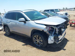 2023 Toyota RAV4 Hybrid XLE Premium с VIN JTMB6RFV6PD095925, выставлен на аукционе IAAI как лот 42597501 с пробегом 18 952 миль миль и . История ставок и продаж доступна на DreamBid. Изображение 1.