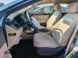 2015 Hyundai Sonata SE z VIN 5NPE24AFXFH219263, wystawiony jako Copart lot #59393765 z przebiegiem 67 556 mil mil oraz Szkoda całkowita • Salvage title. Historia ofert i sprzedaży dostępna na DreamBid. Obrazek 7.