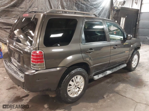2005 Mercury Mariner Luxury with VIN 4M2YU57115DJ31547, listed as a IAAI auction lot 41565468 with 68,061 mi miles. Bid and sale history available at carsss.com. Image 4.