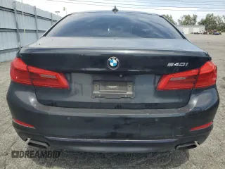 2018 BMW 5 Series 540i z VIN WBAJE5C54JG917667, wystawiony jako Copart lot #56655625 z przebiegiem 99 236 mil mil oraz Czysty tytuł • Clean title. Historia ofert i sprzedaży dostępna na DreamBid. Obrazek 6.