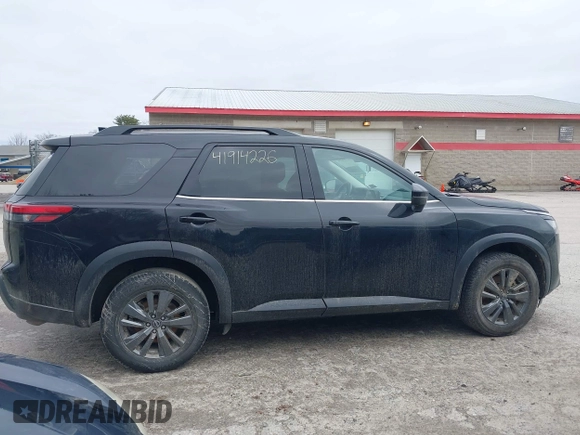 2023 Nissan Pathfinder SV z VIN 5N1DR3BC1PC245412, wystawiony jako IAAI lot #41914226 z przebiegiem 47 795 mil mil oraz . Historia ofert i sprzedaży dostępna na DreamBid. Obrazek 13.