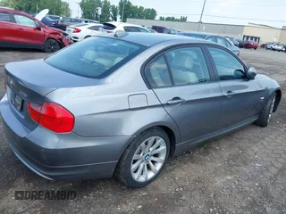 2011 BMW 3 Series 328i xDrive z VIN WBAPK5C58BA660052, wystawiony jako IAAI lot #42661491 z przebiegiem Nie podano mil oraz . Historia ofert i sprzedaży dostępna na DreamBid. Obrazek 4.