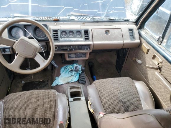 1991 Isuzu Trooper z VIN JACCH58E3M7900325, wystawiony jako Copart lot #79525294 z przebiegiem 146 593 mil mil oraz Czysty tytuł • Clean title. Historia ofert i sprzedaży dostępna na DreamBid. Obrazek 8.