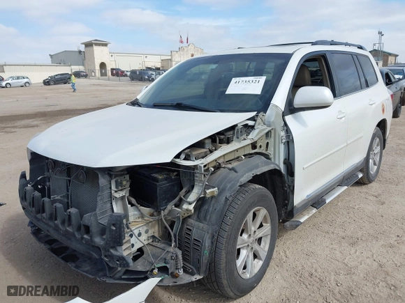 2013 Toyota Highlander with VIN 5TDZK3EH6DS096284, listed as a IAAI auction lot 41735321 with 239,697 mi miles. Bid and sale history available at carsss.com. Image 2.