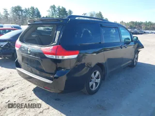 2014 Toyota Sienna LE AAS z VIN 5TDKK3DCXES476334, wystawiony jako IAAI lot #42059883 z przebiegiem 250 454 mil mil oraz . Historia ofert i sprzedaży dostępna na DreamBid. Obrazek 4.
